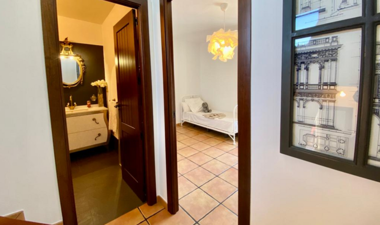 Casa en venta en Mijas.
Amplia vivienda con vistas a la ciudad y montañas en complejo residencial de prestigio.
Se ofrece una amplia vivienda de 190 m² (superficie útil: 115 m²) en la exclusiva urbanización El Coto, situada en el pintoresco municipi Дом в Mijas