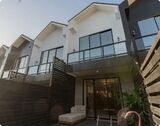 Sunny Batu Bolong — жилой комплекс от застройщика Sunny Development Group, расположенный в 500 метрах от пляжа Бату Болонг в Чангу, популярном месте на Бали. На территории комплекса предусмотрены парковочные места и частный бассейн. В Sunny Batu Bolo Sunny Batu Bolong