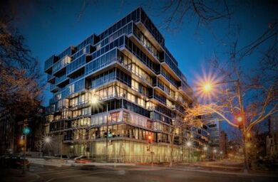 The Westlight 位于华盛顿特区乔治敦、杜邦圈和市中心三大核心区域的交汇处,是一座备受瞩目的高端住宅项目。由国际知名建筑师恩里克·诺滕(Enrique Norten)设计,著名艺术家英戈·毛雷尔(Ingo Maurer)参与视觉呈现,建筑外立面采用大胆的悬挑玻璃结构,极具未来感。全落地玻璃窗将自然光引入室内,展现开阔的城市景观,营造出通透而时尚的居住氛围。
The Westlight 为住户提供一系列尊贵设施,包括全天候礼宾服务、25米恒温屋顶泳池和先进的健身中心。室内装饰精致考究, The Westlight