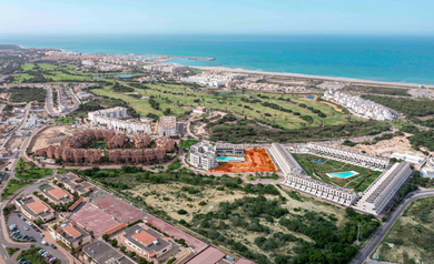 DIMENSUR GREEN GOLF ALMERIMAR II – 阿尔梅里亚(ALMERÍA).
面朝大海与高尔夫球场的新居——阿尔梅里马尔的理想生活方式.
DIMENSUR GREEN GOLF ALMERIMAR II 是高端住宅区 GREEN GOLF 的第二期项目,位于度假胜地 阿尔梅里马尔(Almerimar) 最负盛名的区域,距海滩和高尔夫球场仅数米之遥。项目由 DIMENSUR 开发并管理,销售由 DURÁN SERVICIOS INMOBILIARIOS 负责。
项目提供 DIMENSUR Green Golf Almerimar II