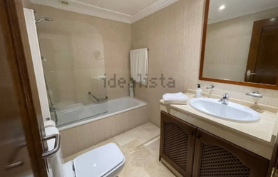 Loft en venta en Calaburra – Chaparral (Mijas).
Vivienda contemporánea en complejo residencial de prestigio junto al mar.
Se ofrece un elegante loft de 121 m² en el exclusivo complejo residencial Club la Costa, ubicado en la zona de Calaburra – Chap Loft in Calaburra