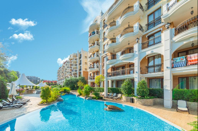 Harmony Suites Premium — 阳光海岸高端海滨住宅项目
总体概念
Harmony Suites Premium 是位于风景如画的阳光海岸度假区的现代高端住宅项目。该项目由知名公司 Harmony Suites 开发,其沿保加利亚海岸的高品质房产广受认可。该综合体融合了时尚建筑、舒适住宅及完善基础设施,为居民提供度假和常住两种生活体验。
位置
项目临近海滩及阳光海岸主要景点,便于前往沙滩、餐厅、商店及娱乐中心,使居民能够将度假生活与城市便利相结合。
建筑与户型
Harmo Harmony Suites Premium