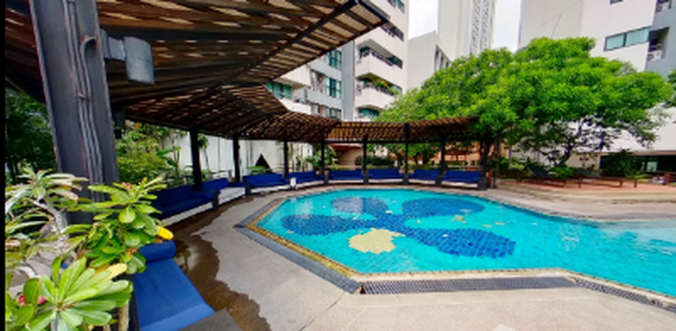 Sathorn Gardens es un exclusivo complejo residencial ubicado en Thung Mahamek, Bangkok, finalizado en diciembre de 2008. Con 580 unidades distribuidas en 41 plantas, combina el lujo con un enfoque ecológico.
Su diseño de estilo resort y su excelente Sathorn Gardens