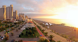 El complejo residencial «Sea Towers», situado en la calle Sherif Khimshiashvili de Batumi, está muy cerca de la orilla del mar.
La accesibilidad en transporte en esta zona es muy alta: las rutas públicas proporcionan fácil acceso a casi todas las pa Orbi Sea Towers