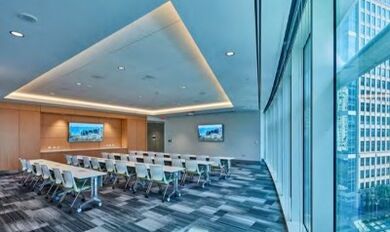 McKinney & Olive es un edificio de oficinas único de 20 pisos de clase AA, ubicado en el dinámico vecindario de Uptown Dallas, diseñado por el renombrado arquitecto César Pelli. Este desarrollo combina arquitectura de clase mundial, espacios de o McKinney & Olive