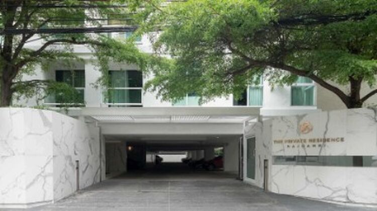 The Private Residence Rajdamri — это настоящая городская жемчужина, спрятанная в тишине рядом с крупнейшим парком центра Бангкока — Люмпини. Бутиковый проект предлагает всего 54 эксклюзивных апартамента, что гарантирует уединение и спокойствие в само The Private Residence Rajdamri