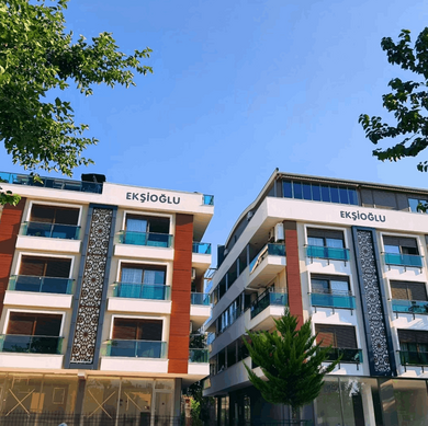 Ekşioğlu & Severler Sitesi is a mixed-use residential and commercial development in the heart of Kepez Ulus, Antalya. Ideally located at the Çallı intersection, the project combines urban convenience with refined architectural design.
Project Ov Severler Sitesi