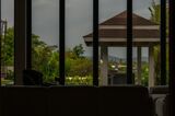 KANO Estate es una villa exclusiva situada en las colinas de Rawai, con impresionantes vistas al mar de Andamán y un diseño que prioriza la privacidad y el confort. A tan solo 25 km del Aeropuerto Internacional de Phuket, combina lujo, ubicación y na KANO Estate