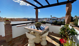 Casa en venta en Mijas.
Amplia vivienda con vistas a la ciudad y montañas en complejo residencial de prestigio.
Se ofrece una amplia vivienda de 190 m² (superficie útil: 115 m²) en la exclusiva urbanización El Coto, situada en el pintoresco municipi Дом в Mijas