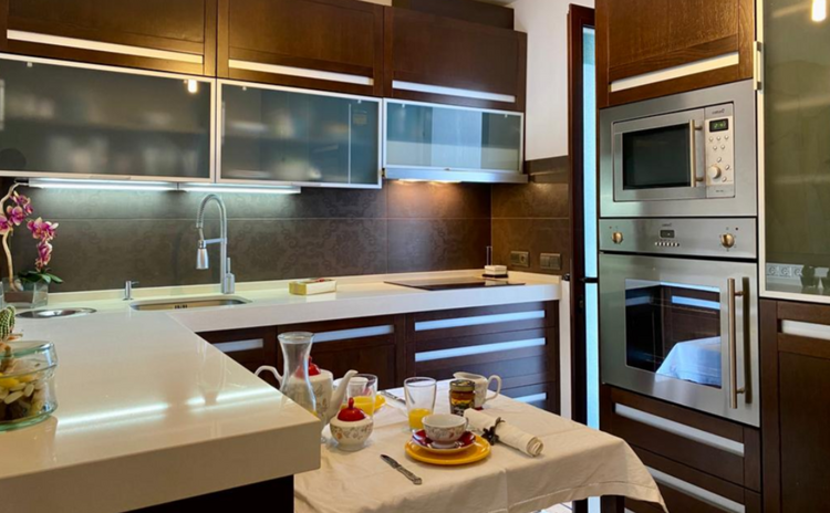 Casa en venta en Mijas.
Amplia vivienda con vistas a la ciudad y montañas en complejo residencial de prestigio.
Se ofrece una amplia vivienda de 190 m² (superficie útil: 115 m²) en la exclusiva urbanización El Coto, situada en el pintoresco municipi Дом в Mijas