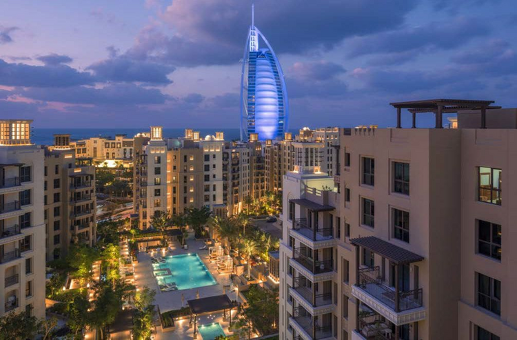 Riwa es la novena fase de Madinat Jumeirah Living by Meraas, un complejo residencial situado en Umm Suqeim. El proyecto consta de tres edificios con apartamentos de 1 a 4 dormitorios. El tamaño de las viviendas oscila entre 67 y 408 metros cuadrados, Riwa