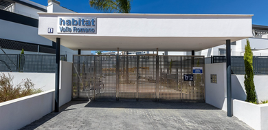 Habitat Valle Romano – 埃斯特波纳,马拉加(Estepona, Málaga).
可立即入住的高端住宅项目,最后几套在售.
Habitat Valle Romano 是一个卓越的住宅项目,被 《福布斯》(Forbes) 评为 “西班牙当前市场上十大最佳住宅开发项目”之一,凭借其卓越的可持续性、能源效率、建筑品质与和谐环境而备受赞誉。项目位于埃斯特波纳(Estepona) 风景如画的区域,距海滩仅数分钟车程,距马贝拉(Marbella)10分钟,现推出最后几套可立即入住的住 Habitat Valle Romano