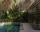 Sunny Batu Bolong — жилой комплекс от застройщика Sunny Development Group, расположенный в 500 метрах от пляжа Бату Болонг в Чангу, популярном месте на Бали. На территории комплекса предусмотрены парковочные места и частный бассейн. В Sunny Batu Bolo Sunny Batu Bolong