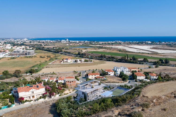 Actualmente en fase de planificación, Dea Co Hill es una mansión súper lujosa con impresionantes vistas al mar y una superficie cubierta de 1170 m² distribuida en 5 niveles. Esta magnífica casa de 5 dormitorios ha sido estratégicamente diseñada para Dea Co Hill