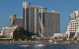 El complejo residencial «Sea Towers», situado en la calle Sherif Khimshiashvili de Batumi, está muy cerca de la orilla del mar.
La accesibilidad en transporte en esta zona es muy alta: las rutas públicas proporcionan fácil acceso a casi todas las pa Orbi Sea Towers