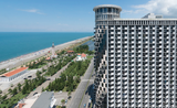 El complejo residencial «Sea Towers», situado en la calle Sherif Khimshiashvili de Batumi, está muy cerca de la orilla del mar.
La accesibilidad en transporte en esta zona es muy alta: las rutas públicas proporcionan fácil acceso a casi todas las pa Orbi Sea Towers