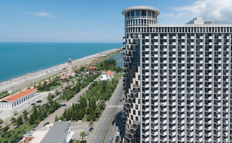 El complejo residencial «Sea Towers», situado en la calle Sherif Khimshiashvili de Batumi, está muy cerca de la orilla del mar.
La accesibilidad en transporte en esta zona es muy alta: las rutas públicas proporcionan fácil acceso a casi todas las pa Orbi Sea Towers