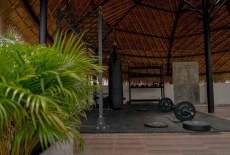 KANO Estate es una villa exclusiva situada en las colinas de Rawai, con impresionantes vistas al mar de Andamán y un diseño que prioriza la privacidad y el confort. A tan solo 25 km del Aeropuerto Internacional de Phuket, combina lujo, ubicación y na KANO Estate