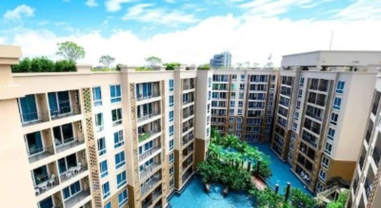 Atlantis Condo Resort Pattaya 不仅仅是一个住宅小区,而是真正的冒险水上乐园式度假村。这里营造了独特的氛围——从人工沙滩和“瀑布帘”泳池,到巨大的装饰船只、小桥以及儿童水上乐园。每一天都像是在主题度假村度假,让幻想成为现实的一部分。 该项目占地约 17 600 平方米,由 5 栋 8 层建筑组成,共有 1,100 套公寓。由 Blue Sky Group 开发,并于 2015 年竣工,打造出独特的“冒险生活”理念,距离中天海滩仅几分钟路程。
住户可享受度假式配套设施 Atlantis Condo Resort Pattaya