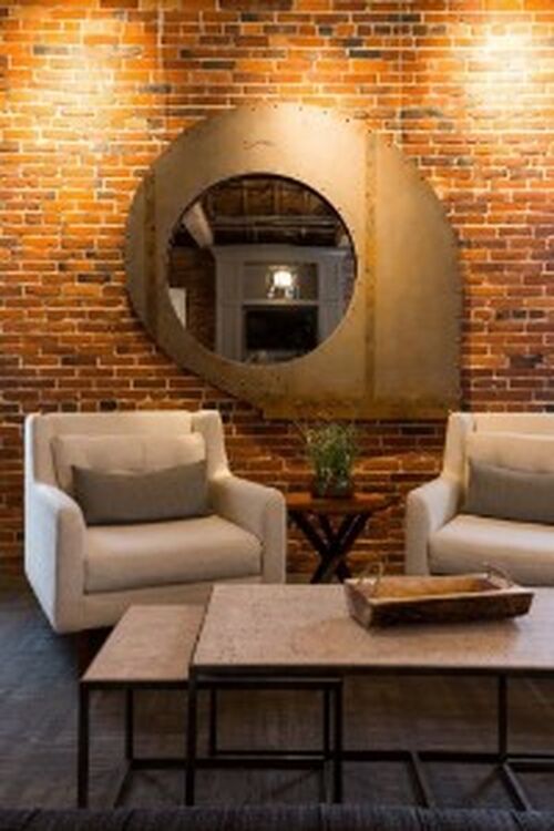 El proyecto del Exeter Club Room transformó un edificio centenario en deterioro, que durante décadas se utilizó como almacén y área de mantenimiento, en un lujoso espacio comunitario para los residentes de los 161 apartamentos del Exeter Mill. El dis Exeter Club Room